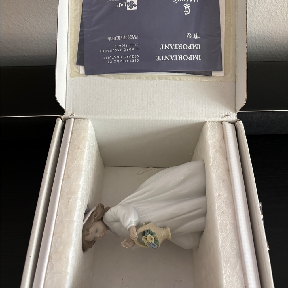 Vintage Lladro #6685 Glossy Porcelain Figurine Mimosa Alegre Happiness NEW - Picture 6 of 9